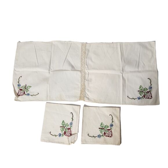 VTG HANKIE SET STRAWBERRY EMBROIDERED DRESSER SCARF POCKET RUNNER ESTATE - Picture 2 of 5